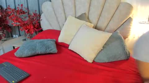 Snapshot of 1naughty_milf chatting on 01.19.26 Luisa online show from 01.19.26