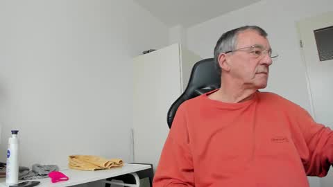 Snapshot of 200gentleman chatting on 02.10.25 Henk online show from 02.10.25