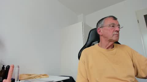 Snapshot of 200gentleman chatting on 10.23.25 Henk online show from 10.23.25