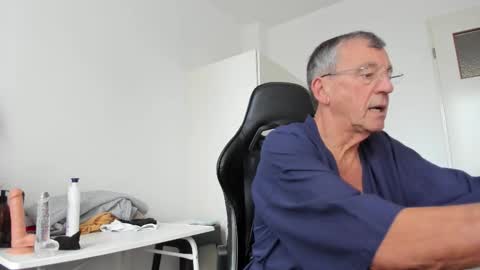 Snapshot of 200gentleman chatting on 10.26.25 Henk online show from 10.26.25