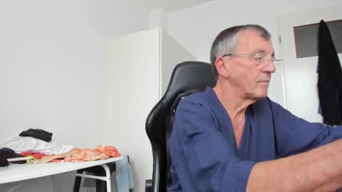 Snapshot of 200gentleman chatting on 11.01.25 Henk online show from 11.01.25