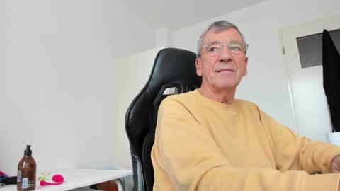 Snapshot of 200gentleman chatting on 11.03.25 Henk online show from 11.03.25