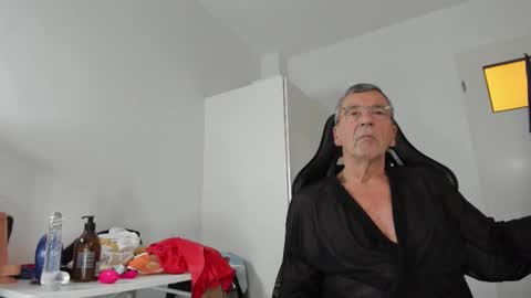 Snapshot of 200gentleman chatting on 11.05.25 Henk online show from 11.05.25