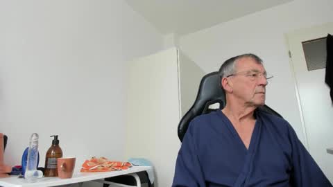 Snapshot of 200gentleman chatting on 11.06.25 Henk online show from 11.06.25