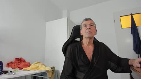 Snapshot of 200gentleman chatting on 11.16.25 Henk online show from 11.16.25