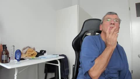 Snapshot of 200gentleman chatting on 11.25.25 Henk online show from 11.25.25