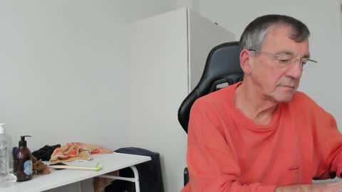 Snapshot of 200gentleman chatting on 12.01.25 Henk online show from 12.01.25