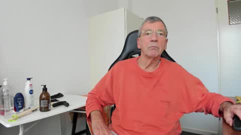 Snapshot of 200gentleman chatting on 12.04.25 Henk online show from 12.04.25