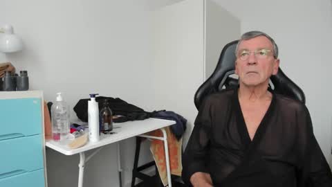 Snapshot of 200gentleman chatting on 12.14.25 Henk online show from 12.14.25