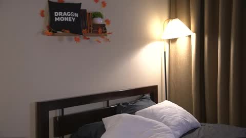 Snapshot of 2girls_1dream chatting on 10.24.25 Elley online show from 10.24.25