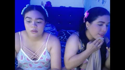 Snapshot of 2moons_full_of_love chatting on 11.05.25 2moons_full_of_love online show from 11.05.25