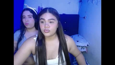 Snapshot of 2moons_full_of_love chatting on 11.08.25 2moons_full_of_love online show from 11.08.25