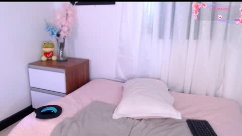 Snapshot of 69mia_sweet chatting on 11.21.25 Mia online show from 11.21.25