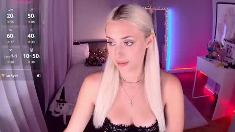 Snapshot of 7loren_wood7 chatting on 11.22.25 Loren Wood online show from 11.22.25