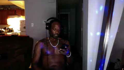 Snapshot of 8double1trouble6 chatting on 10.11.25 NoFaceNoCase online show from 10.11.25