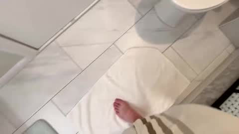 Snapshot of 8inutn chatting on 10.22.25 8inutn online show from 10.22.25