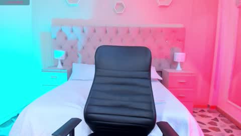 Snapshot of _agathaargent chatting on 10.31.25 Agatha online show from 10.31.25