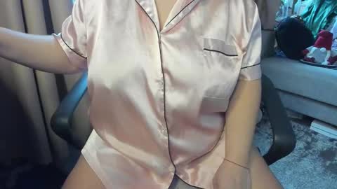 Snapshot of _alyssia_ chatting on 12.20.25 lisa online show from 12.20.25