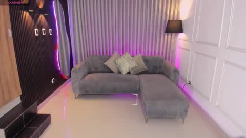 Snapshot of _anna_parker_ chatting on 11.18.25 Ana online show from 11.18.25