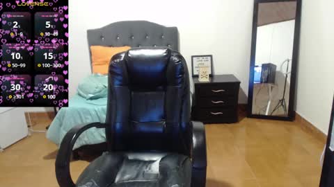 Snapshot of _anne_hot chatting on 12.28.24 Anne online show from 12.28.24