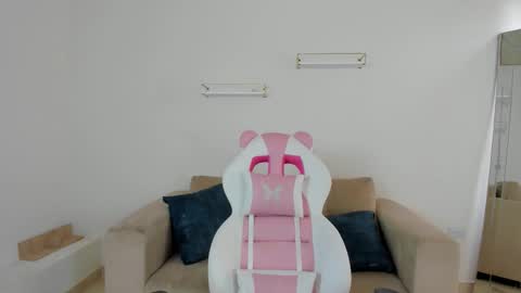 Snapshot of _april_smith_ chatting on 11.06.25 online show from 11.06.25