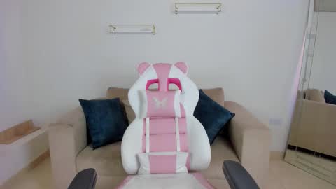 Snapshot of _april_smith_ chatting on 11.08.25 online show from 11.08.25