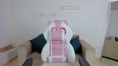 Snapshot of _april_smith_ chatting on 11.10.25 online show from 11.10.25