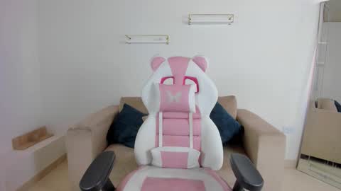 Snapshot of _april_smith_ chatting on 11.12.25 online show from 11.12.25