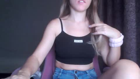 Snapshot of _ashley_blond_ chatting on 10.17.25 Ashlee Bond online show from 10.17.25