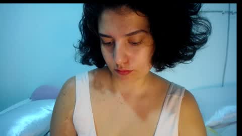 Snapshot of _atenea_golden chatting on 02.04.25 atenea online show from 02.04.25