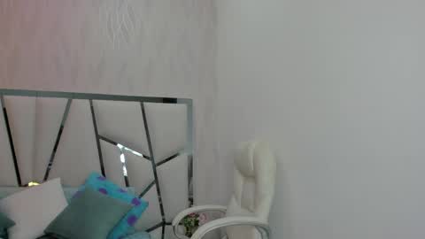 Snapshot of _aurora18 chatting on 04.23.26 Aura online show from 04.23.26