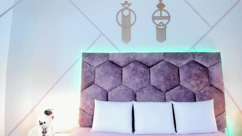 _aurora_collins_ online show from 11.22.25