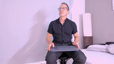 Snapshot of _axelking_ chatting on 10.15.25 _axelking_ online show from 10.15.25