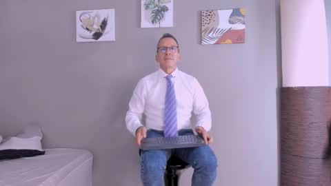 Snapshot of _axelking_ chatting on 10.20.25 _axelking_ online show from 10.20.25