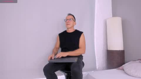 Snapshot of _axelking_ chatting on 10.27.25 _axelking_ online show from 10.27.25