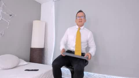 Snapshot of _axelking_ chatting on 10.28.25 _axelking_ online show from 10.28.25