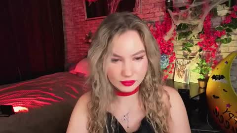 Snapshot of _bellaclark chatting on 10.29.25 Bella online show from 10.29.25