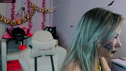 Snapshot of _bellaclark chatting on 10.31.25 Bella online show from 10.31.25