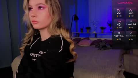 Snapshot of _bellaclark chatting on 11.27.25 Bella online show from 11.27.25