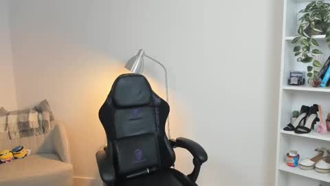 Bella Evans online show from 02.14.25