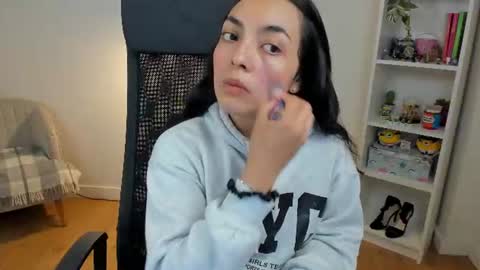 Snapshot of _bellaevans_ chatting on 06.12.26 Bella Evans online show from 06.12.26