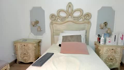 Chloe  online show from 04.15.26