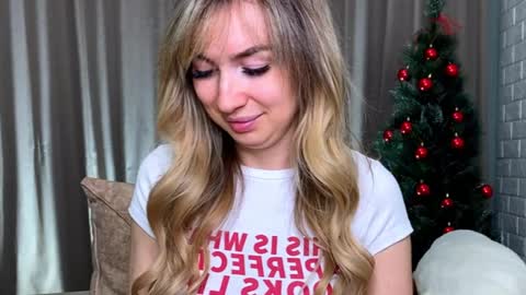 Snapshot of _crystal_moon_1 chatting on 12.18.25 _crystal_moon_1 online show from 12.18.25