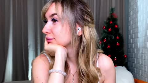 Snapshot of _crystal_moon_1 chatting on 12.20.25 _crystal_moon_1 online show from 12.20.25