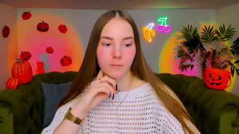 Snapshot of _cuddle_bug_ chatting on 11.05.25 Erika online show from 11.05.25