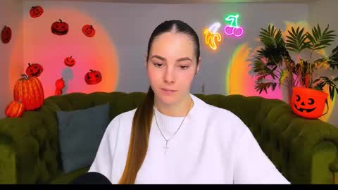 Snapshot of _cuddle_bug_ chatting on 11.08.25 Erika online show from 11.08.25