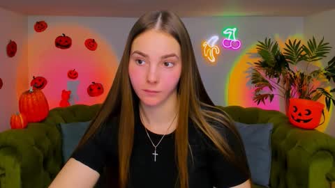 Snapshot of _cuddle_bug_ chatting on 11.11.25 Erika online show from 11.11.25