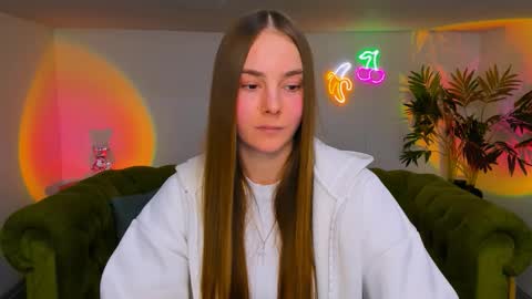 Snapshot of _cuddle_bug_ chatting on 12.04.25 Erika online show from 12.04.25