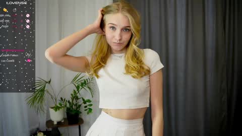 Snapshot of _curlydream_ chatting on 03.05.25 Alice online show from 03.05.25