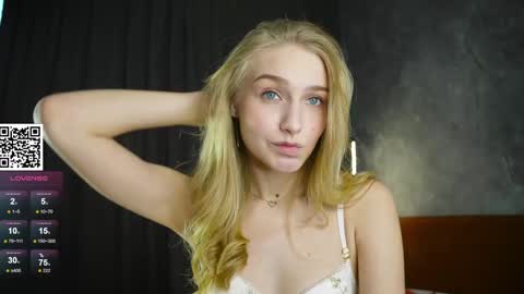 Snapshot of _curlydream_ chatting on 03.07.25 Alice online show from 03.07.25